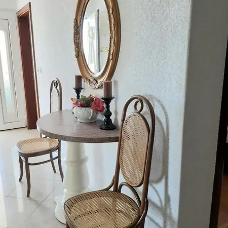 Viki - Seaview & Garden Terrace Makarska