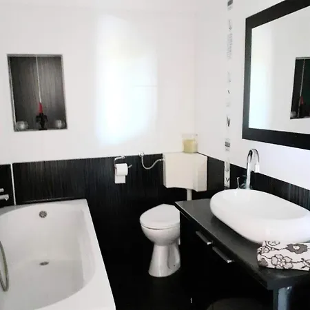 Viki - Seaview & Garden Terrace Apartment