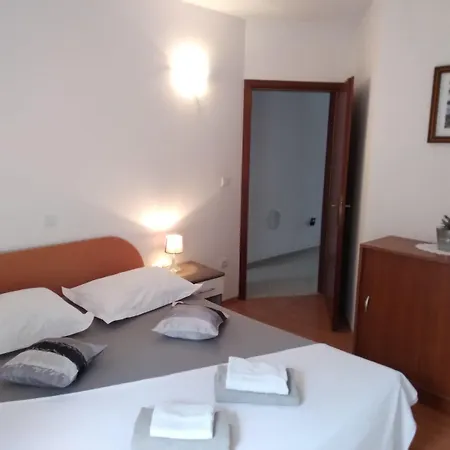 Viki - Seaview & Garden Terrace Makarska