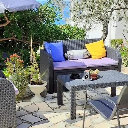 Viki - Seaview & Garden Terrace *